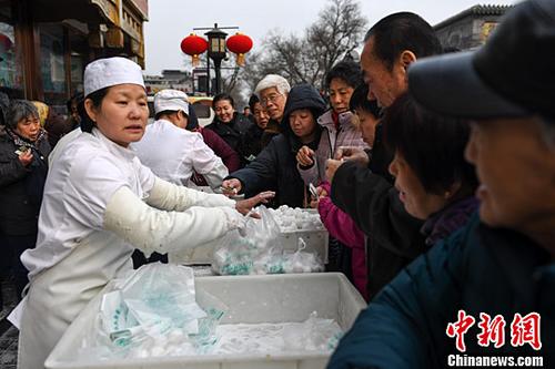 On February 8, 2017, employees of Daoxiang Village in Beijing stepped up the production of Yuanxiao, which was roughly screened out. <a target='_blank' href='http://www.chinanews.com/' width=